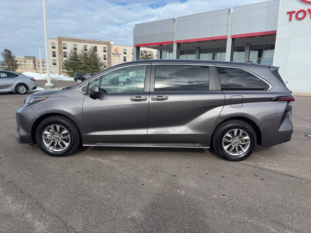 2024 Toyota Sienna LE
