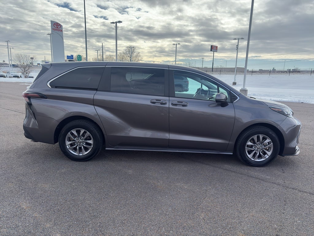 2024 Toyota Sienna LE