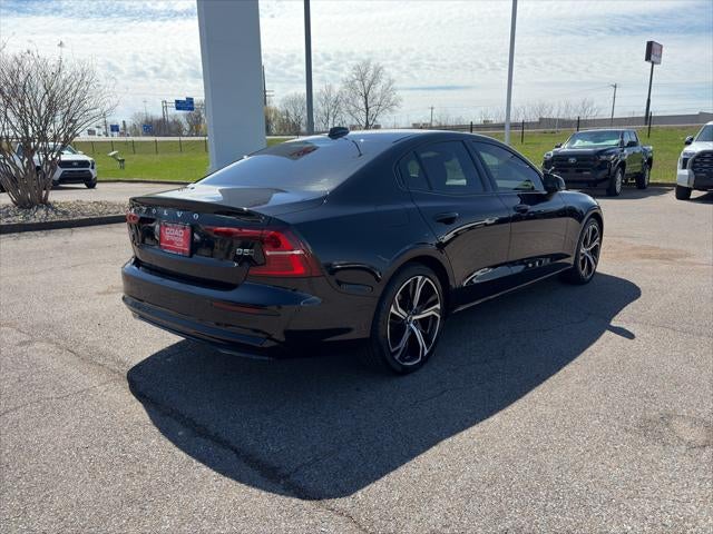 2024 Volvo S60 Core Dark Theme